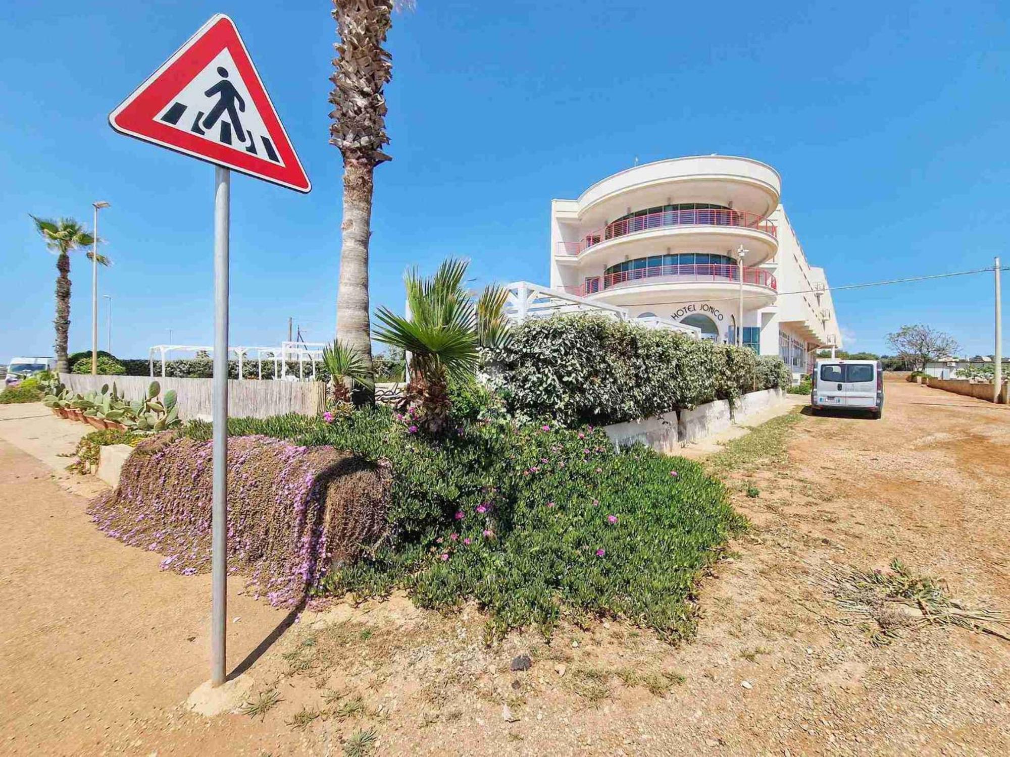 Jonico Hotel Torre San Giovanni Ugento Esterno foto